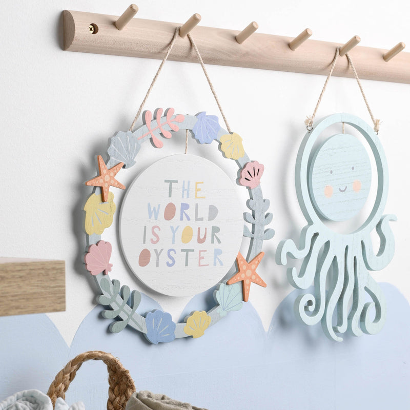 Petit Cheri Hanging Wreath "The World Is Your Oyster"