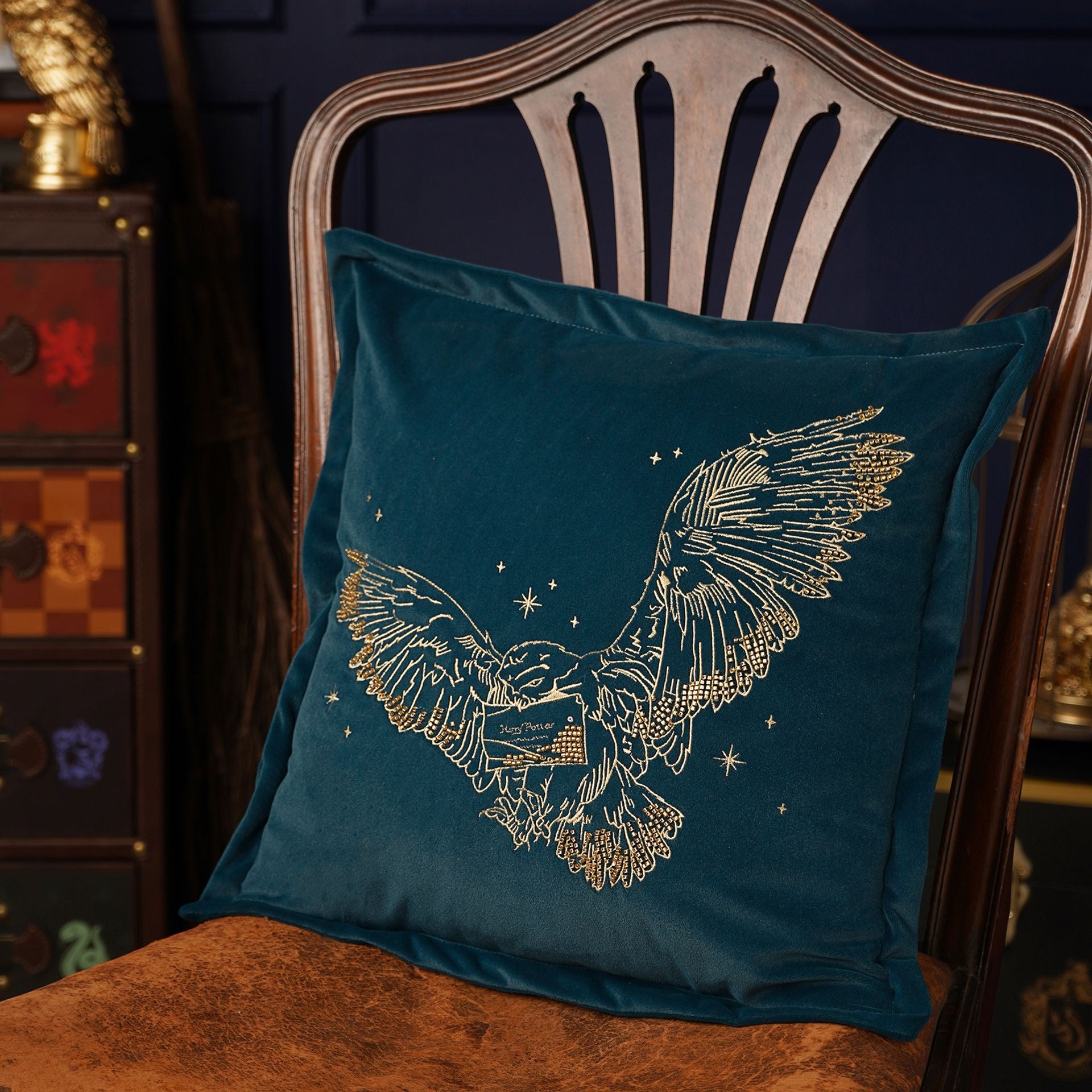 Harry Potter Alumni Velvet Cushion 43cm - Hedwig